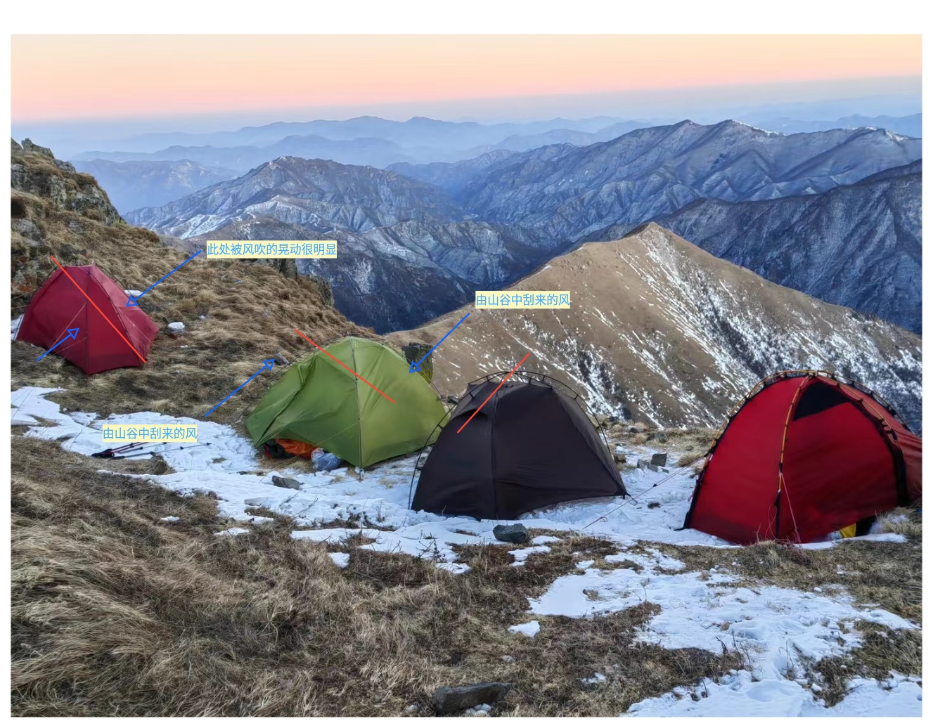 左起第二个绿色帐篷为故事主角